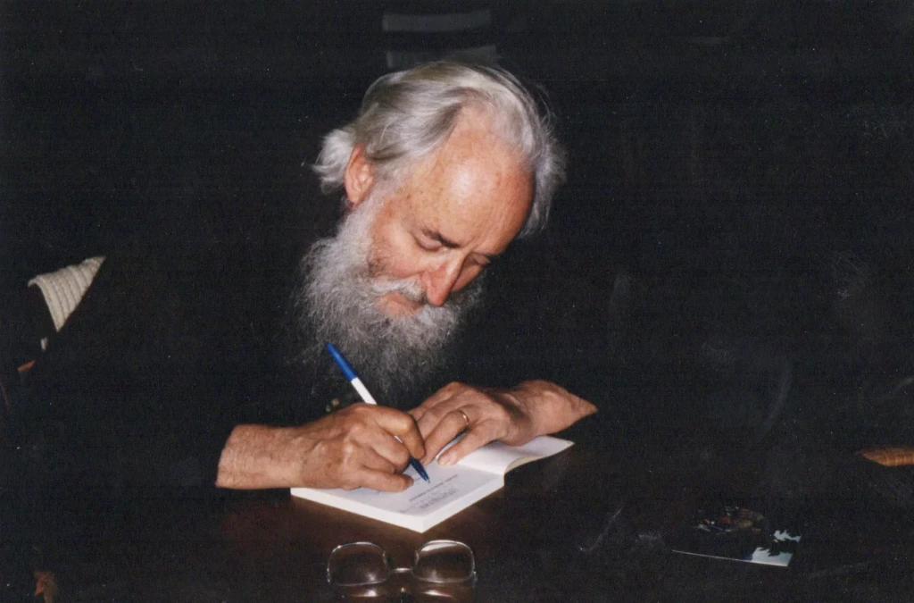 Arnaud de Mareuil (1936-2010) écrivant, photo, vers 1990