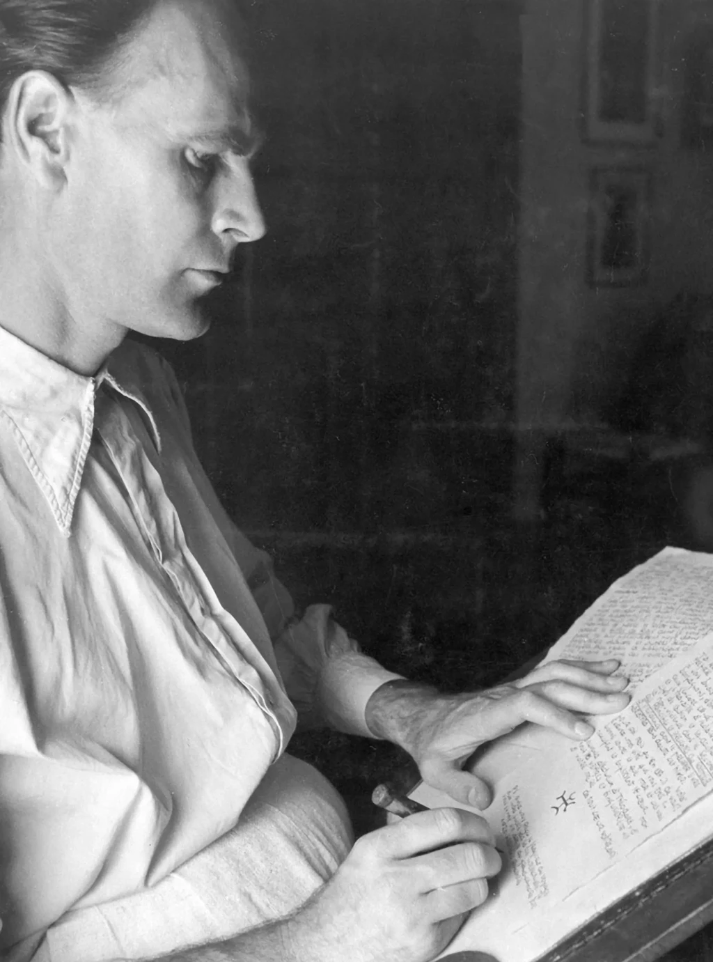 Lanza del Vasto (1901-1981) écrivant, photo, Recologne, 1939 © Association des Amis de Lanza del Vasto