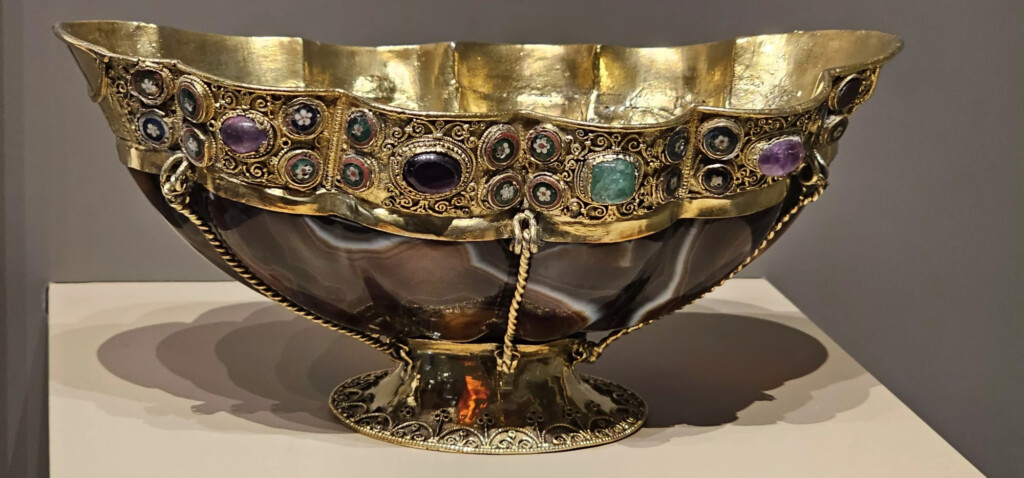 La coupe d’or et le grain d’encens