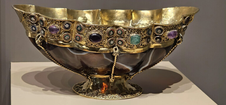 La coupe d’or et le grain d’encens
